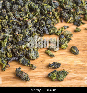Qualitativ hochwertige getrocknete Grüntee Closeup auf einem hölzernen Hintergrund Stockfoto