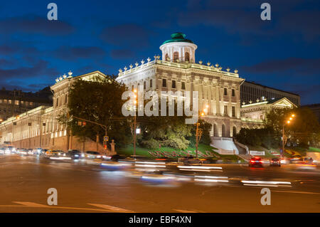 Nachtansicht des Pashkov House in Moskau, Russland Stockfoto