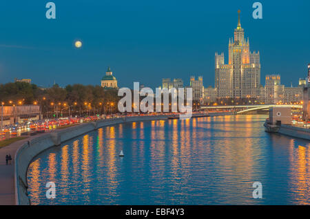 Stalin-Hochhaus an der Moskvoretskaya Küste in Moskau (Wohnhaus auf der Uferpromenade Kesselflicker. Zu den Mout gebaut Stockfoto