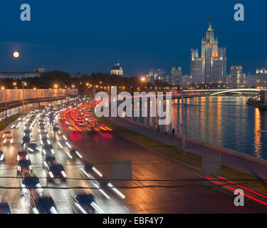 Verkehr auf Moskvoretskaya Wasser auf dem Hintergrund der Stalin-Hochhaus in Moskau (Wohnhaus an der Uferpromenade Ti Stockfoto