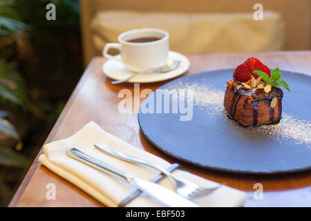 Gebäck-Dessert mit Kaffee am Tisch im high-End-restaurant Stockfoto
