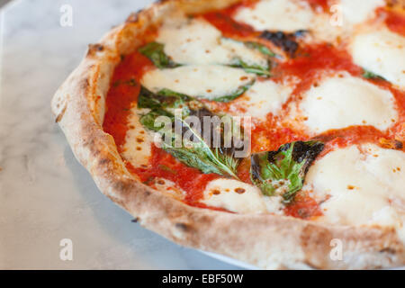 Schuss von Pizza Margherita auf Marmor Zähler hautnah Stockfoto