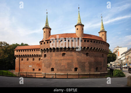 Die Barbakane in Krakau, Polen. 15. Jahrhundert Festung, Teil der alten Stadtbefestigung Wand. Stockfoto