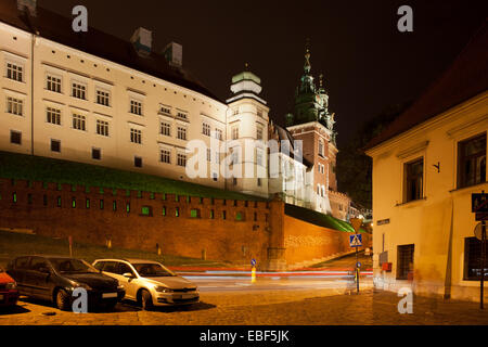 Königsschloss in der Nacht in Krakau, Polen. Nordfassade, Ansicht von der Domherrenstraße Straße. Stockfoto