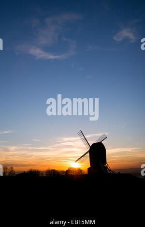 Brillante Windmühle bei Sonnenuntergang. Buckinghamshire, England Stockfoto