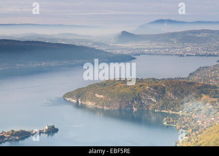 Blick auf den See von Annecy aus der Col De La Forclaz, Haute-Savoie, Rhône-Alpes, Frankreich Stockfoto