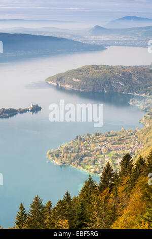 Blick auf den See von Annecy aus der Col De La Forclaz, Haute-Savoie, Rhône-Alpes, Frankreich Stockfoto