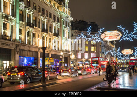 Weihnachtsbeleuchtung in der Regent Street, London, England, UK Stockfoto