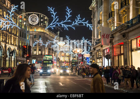 Weihnachtsbeleuchtung in der Regent Street, London, England, UK Stockfoto