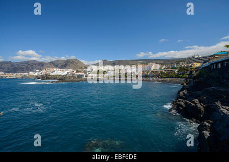 Blick auf Teneriffa Küste aus Cluster von Felsen der Punta de Barbero in Richtung Strand Playa Arena und Puerto de Santiago, Teneriffa, Stockfoto