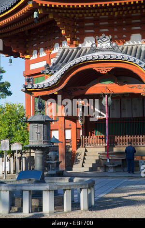 Mann, der betet an Pagode am Kofuku-Ji-Tempel (UNESCO-Weltkulturerbe), Nara, Kansai, Japan Stockfoto