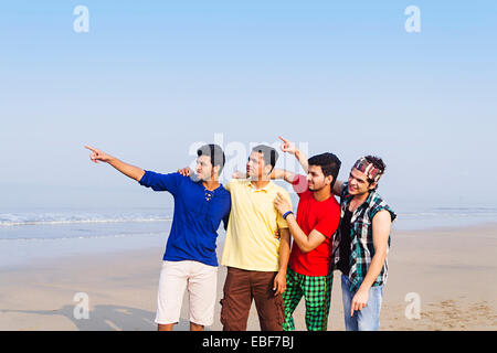 indische Freunde Strand zeigt Himmel Stockfoto