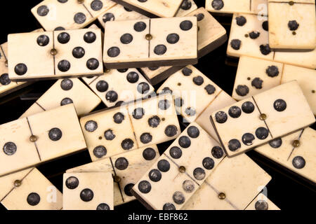 Olds Dominos auf einem reflektierenden, schwarzer Hintergrund. Stockfoto