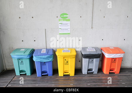 Trennung und recycling Behälter Bilder aus dem Monat in Barcelona Spanien Stockfoto