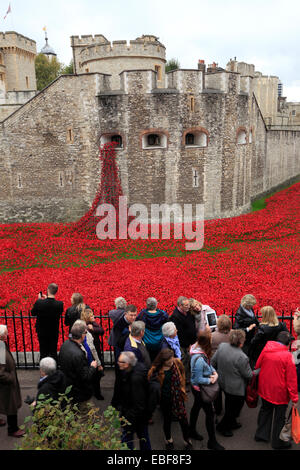 Keramik Mohn Blumen rund um das äußere des Tower of London, Nordufer, London City, England, UK. Stockfoto