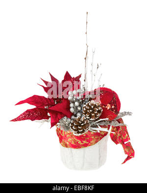 Zusammensetzung von Weihnachtsstern Pflanze mit Zweigen, Tannenzapfen, Bändern und Luftballons in Vase isoliert auf weißem Hintergrund. Closeup. Stockfoto