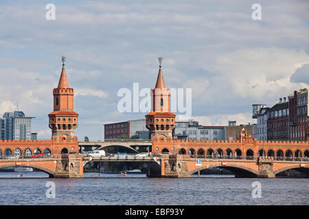 Oberbaumbrücke-Brücke über die Spree in Berlin, Deutschland. Es ist die längste Brücke Berlins Stockfoto