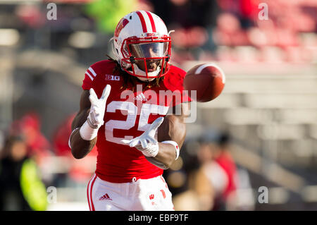 29. November 2014: Wisconsin Badgers Runningback Melvin Gordon #25 erwärmt sich vor dem NCAA Football-Spiel zwischen den Minnesota Golden Gophers und die Wisconsin Badgers im Camp Randall Stadium in Madison, Wisconsin. Wisconsin besiegte Minnesota 34-24. John Fisher/CSM Stockfoto