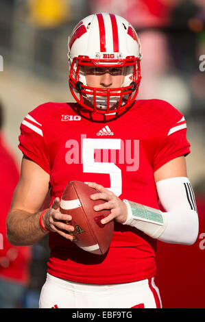 29. November 2014: Wisconsin Badgers Quarterback Tanner McEvoy #5 erwärmt sich vor dem NCAA Football-Spiel zwischen den Minnesota Golden Gophers und die Wisconsin Badgers im Camp Randall Stadium in Madison, Wisconsin. Wisconsin besiegte Minnesota 34-24. John Fisher/CSM Stockfoto