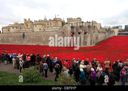 Keramik Mohn Blumen rund um das äußere des Tower of London, Nordufer, London City, England, UK. Stockfoto