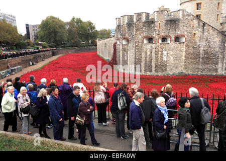 Keramik Mohn Blumen rund um das äußere des Tower of London, Nordufer, London City, England, UK. Stockfoto