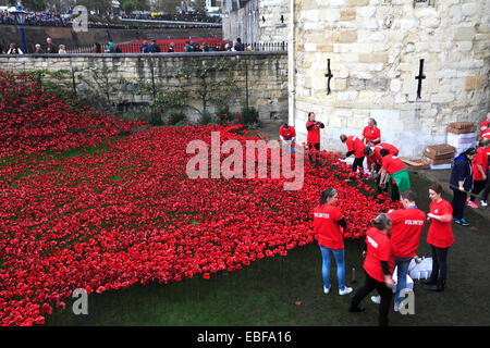 Keramik Mohn Blumen rund um das äußere des Tower of London, Nordufer, London City, England, UK. Stockfoto