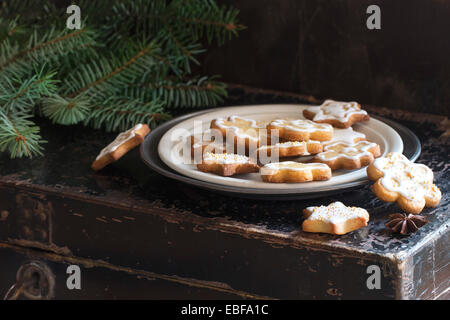 Weihnachtsgebäck auf alten schwarzen Kiste mit Weihnachtsbaum Stockfoto