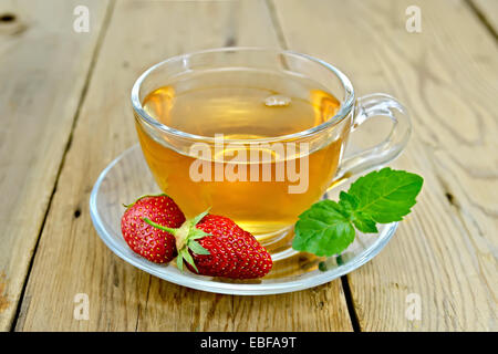 Tee mit Erdbeeren und Minze an Bord Stockfoto