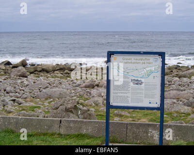 Herbst oder Winter stürmt auf Jæren, westlich der norwegischen Küste in der Nähe von Stavanger Wellen brechen über Steinen und Strand, Info-Tafel Stockfoto