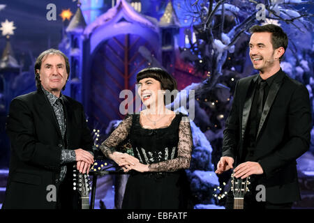 Suhl, Deutschland. 29. November 2014. Sänger Chris de Burgh (l-R), Mirelle Mathieu und Gastgeber Florian Silbereisen während der "Adventsfest der 100000 Lichter" (Advent Fest an die 100000 Lichter im Congress Center in Suhl, Deutschland, 29. November 2014. Das Musikprogramm wurde live in der ARD übertragen. Foto: ANDREAS LANDER/Dpa/Alamy Live-Nachrichten Stockfoto