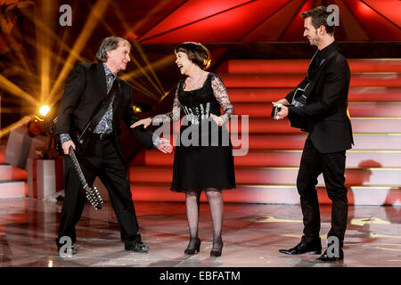 Suhl, Deutschland. 29. November 2014. Sänger Chris de Burgh (l-R), Mirelle Mathieu und Gastgeber Florian Silbereisen während der "Adventsfest der 100000 Lichter" (Advent Fest an die 100000 Lichter im Congress Center in Suhl, Deutschland, 29. November 2014. Das Musikprogramm wurde live in der ARD übertragen. Foto: ANDREAS LANDER/Dpa/Alamy Live-Nachrichten Stockfoto