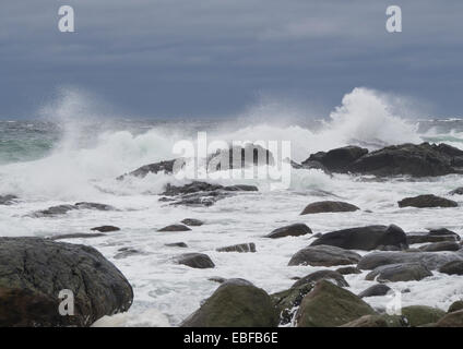 Ein schwarzer Tag mit Herbst oder Winter stürmen auf Jæren, westlich der norwegischen Küste in der Nähe von Stavanger Wellen brechen über Felsen und Strand Stockfoto