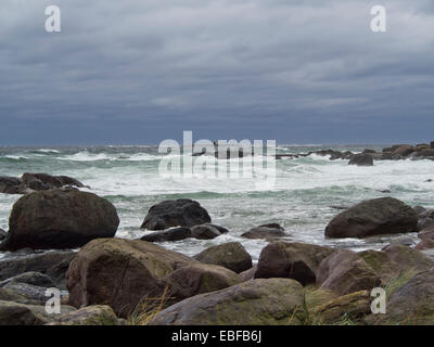 Ein schwarzer Tag mit Herbst oder Winter stürmen auf Jæren, westlich der norwegischen Küste in der Nähe von Stavanger Wellen brechen über Felsen und Strand Stockfoto