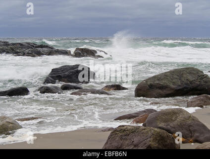 Ein schwarzer Tag mit Herbst oder Winter stürmen auf Jæren, westlich der norwegischen Küste in der Nähe von Stavanger Wellen brechen über Felsen und Strand Stockfoto