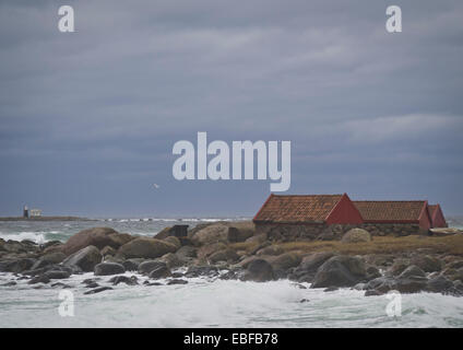 Herbst oder Winterstürme, Jæren West Küste von Norwegen in der Nähe von Stavanger Wellen brechen über Steinen, Strand, Bootshäuser und Leuchtturm Stockfoto