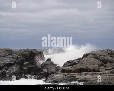 Ein dunkler Tag mit Herbst oder Winter Stürme auf jæren an der Westküste von Norwegen in der Nähe von Stavanger, Wellen, die über Felsen und Strand brechen Stockfoto