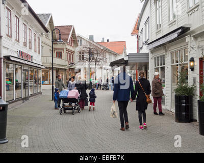 Beschäftigt nur Fußgängerzone im Zentrum der norwegischen Kleinstadt Egersund, Holz getäfelten, traditionellen Häusern und Geschäften Stockfoto