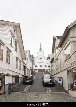 Straße im Zentrum der norwegischen Kleinstadt Egersund, Holz getäfelten weißen traditionellen Häusern und Geschäften Evangelisch-methodistische Kirche Stockfoto