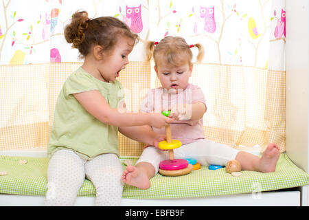 zwei Kinder Schwestern spielen zusammen Stockfoto