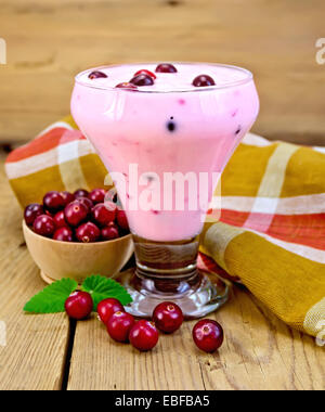 Joghurt dick mit Preiselbeeren und Minze an Bord Stockfoto