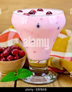 Joghurt mit Cranberries und Serviette an Bord Stockfoto