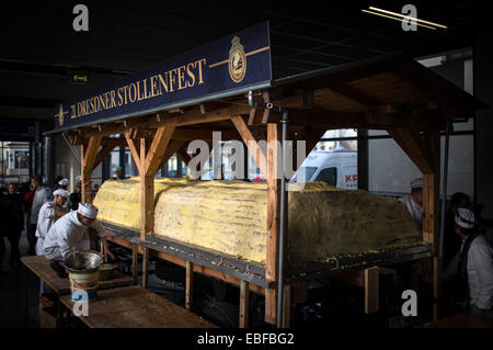 Dresden, Deutschland. 30. November 2014. Dresdner Bäcker decken die Riesenstollen mit Butter in der neuen Messe in Dresden, Deutschland, 30. November 2014. Die riesige Kuchen besteht aus 40 Stück Stollen. Riesenstollen mit werden für das Stollen-Fest am 6. Dezember 2014 geschnitten. Foto: OLIVER KILLIG/Dpa/Alamy Live News Stockfoto