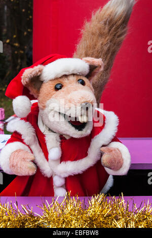 Hunderte von Benefizveranstaltungen verkleidet als Weihnachtsmänner radelte und lief in der jährlichen "Santa Dash" um Geld für die Themse Hospiz Nächstenliebe anzuheben. Die Rennen wurden von Basil Brush Marionette gestartet. Stockfoto