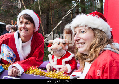 Hunderte von Benefizveranstaltungen verkleidet als Weihnachtsmänner radelte und lief in der jährlichen "Santa Dash" um Geld für die Themse Hospiz Nächstenliebe anzuheben. Die Rennen wurden von Basil Brush Marionette gestartet. Stockfoto