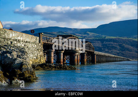 Die Schiene und die Fußgängerbrücke über die Mündung des Mawddach Barmouth Snowdonia Gwynedd North Wales Stockfoto