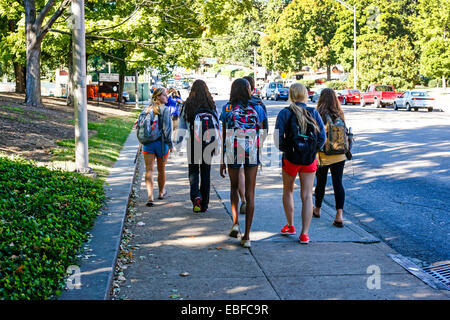 Young University of Tennessee Studienanfängern zu Fuß rund um den Campus auf dort Weg, um Klassen Stockfoto