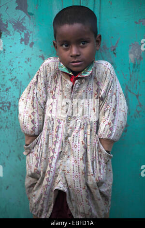 Voirob, Bangladesch. 30. November 2014. Eine Straße Kind tragen ein alten Tuch, um sie vor Kälte zu schützen. © Zakir Hossain Chowdhury/ZUMA Draht/Alamy Live-Nachrichten Stockfoto