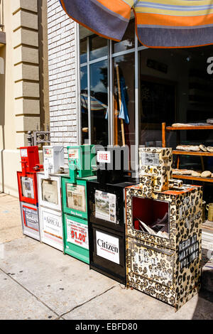 Zeitung-Maschinen in verschiedenen Farben und Designs in Oxford, Mississippi Stockfoto