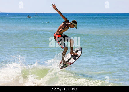 Junge Teenager Wakesurfen entlang Crescent Beach auf Siesta Key Insel Sarasota FL Stockfoto