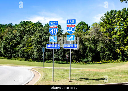 Zwei Zeichen in der interstate 40 in Tennessee. Westen nach Nashville und Osten nach Knoxville Stockfoto